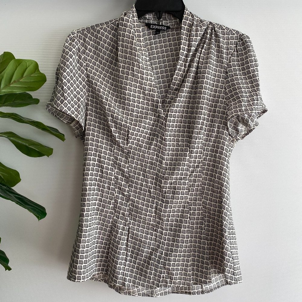 Express Womens side zip Geometric Abstract Top Size M Black White Short Sleeve